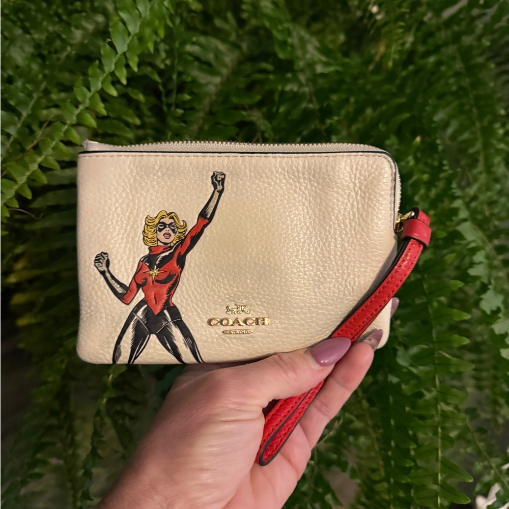 COACH Marvel (Authentic) soft pebble Leather Corner Zip Wristlet limited edition